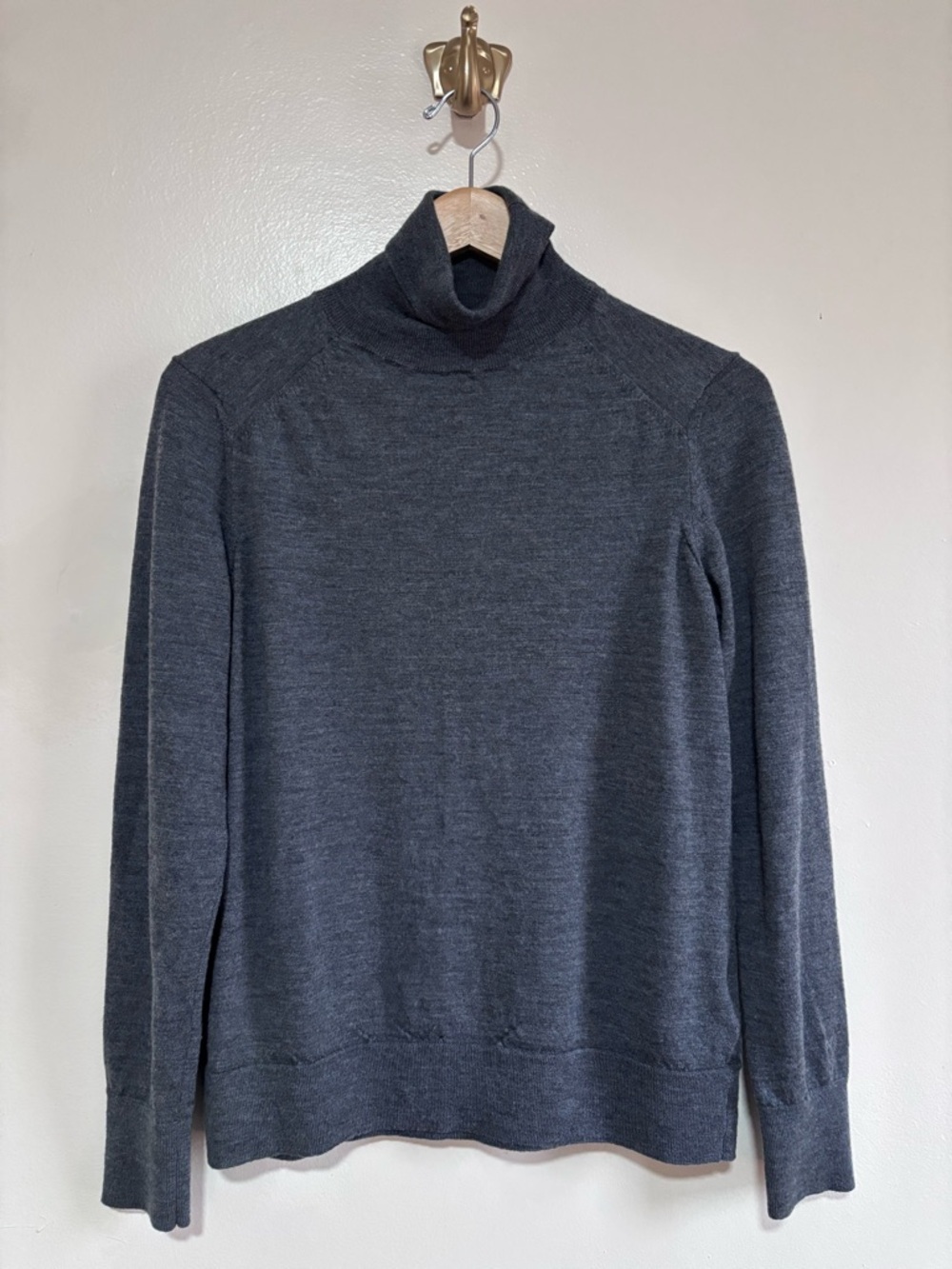 Banana Republic 100% Merino Wool Women’s Dark Charcoal Turtleneck Sweater size L